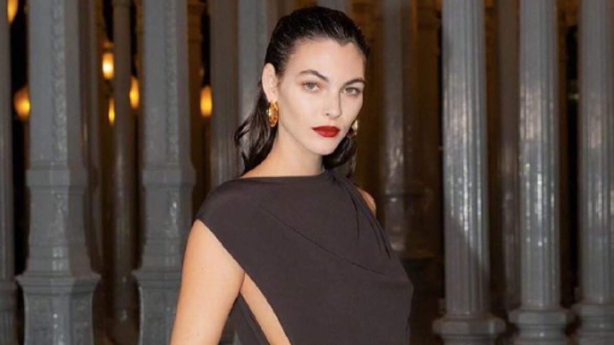 Vittoria Ceretti sfila per Gucci al LACMA: il Look della fidanzata di Leonardo DiCaprio fa impazzire