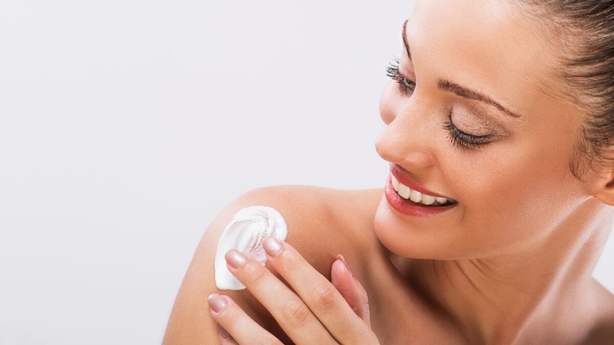 Retinolo per il corpo: le 5 migliori creme antietà da provare subito