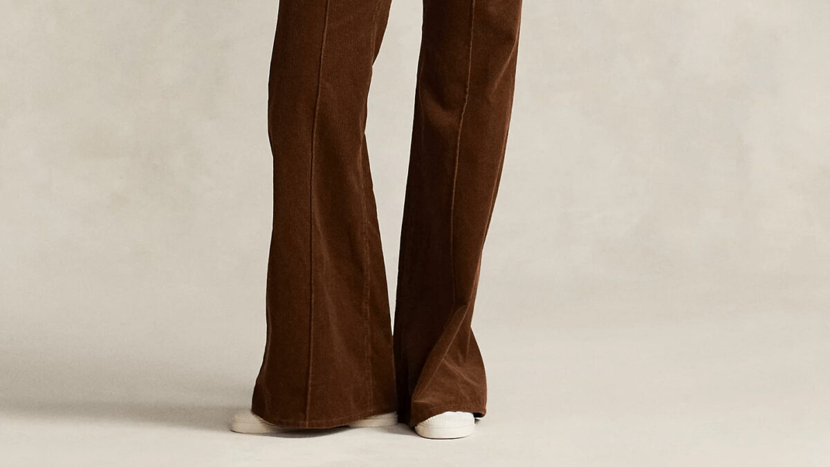 I pantaloni a zampa sono il revival più cool del momento