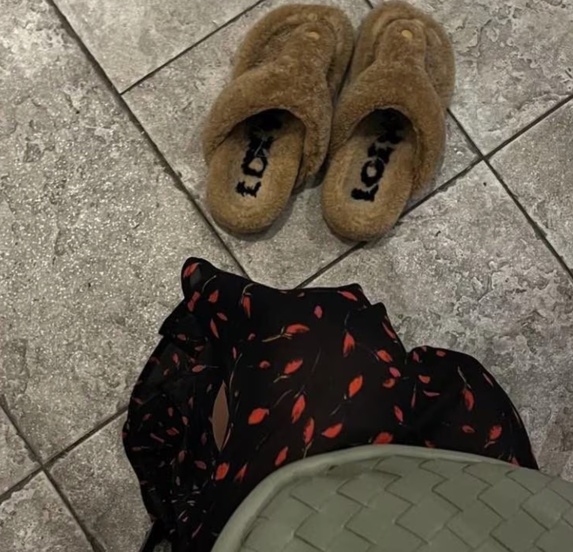 Galleria foto 'Belen Rodriguez abbina il vestito a fiori alle pantofole in pelo, guarda' - foto 1