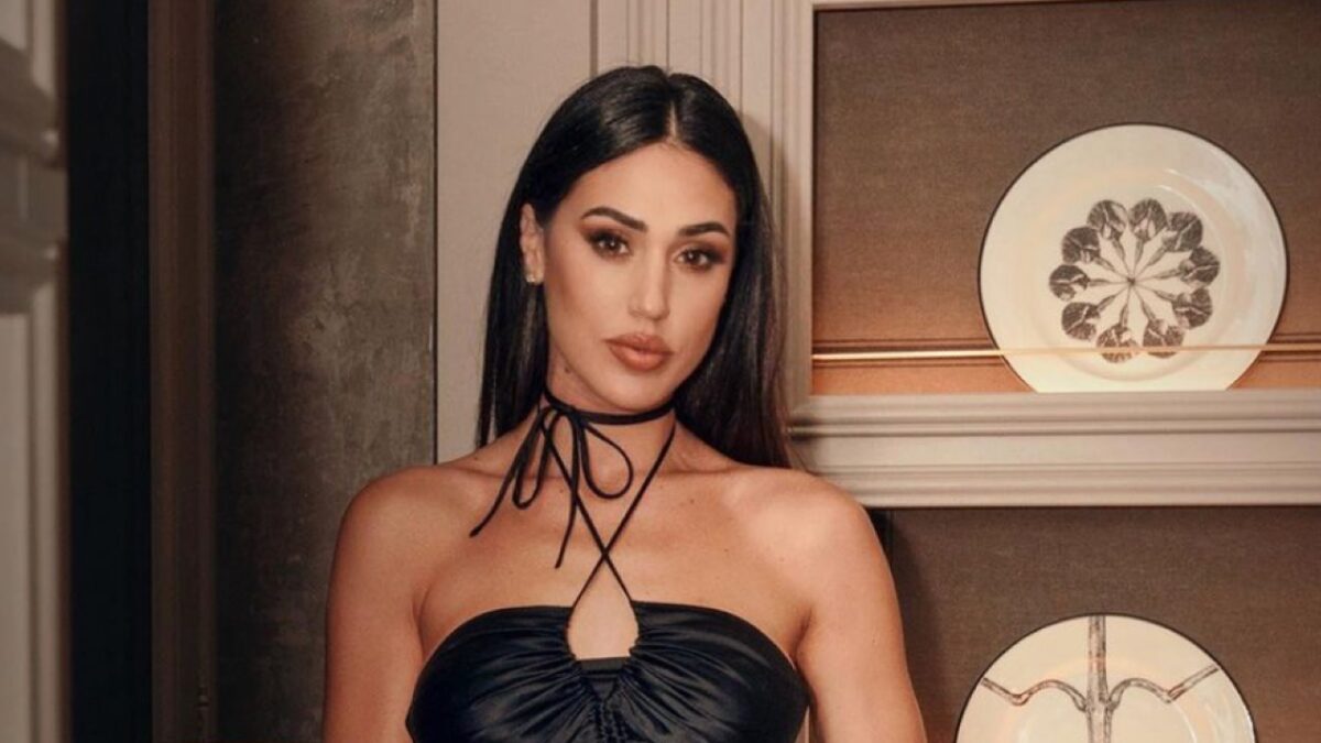 Cecilia Rodriguez super sexy con l’abito in pizzo e l’accessorio più amato dalle Vip: ecco di cosa si tratta