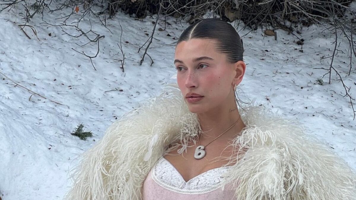 Hailey Bieber sfida la Neve con una Minigonna di paillettes e la lingerie in bella mostra