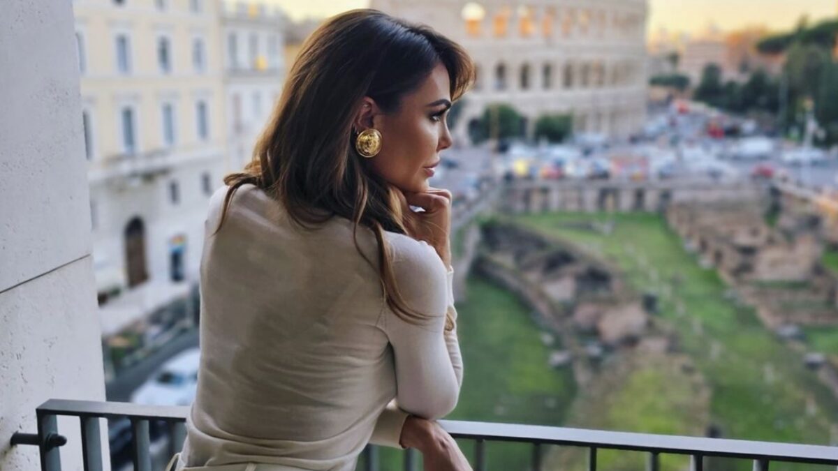 Ilary Blasi “regina” di Roma, con l’outfit super classy nel cuore della Capitale