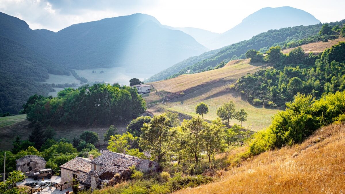 In questo Borgo delle Marche c’è un “sentiero delle acque” che a Natale diventa fiabesco…