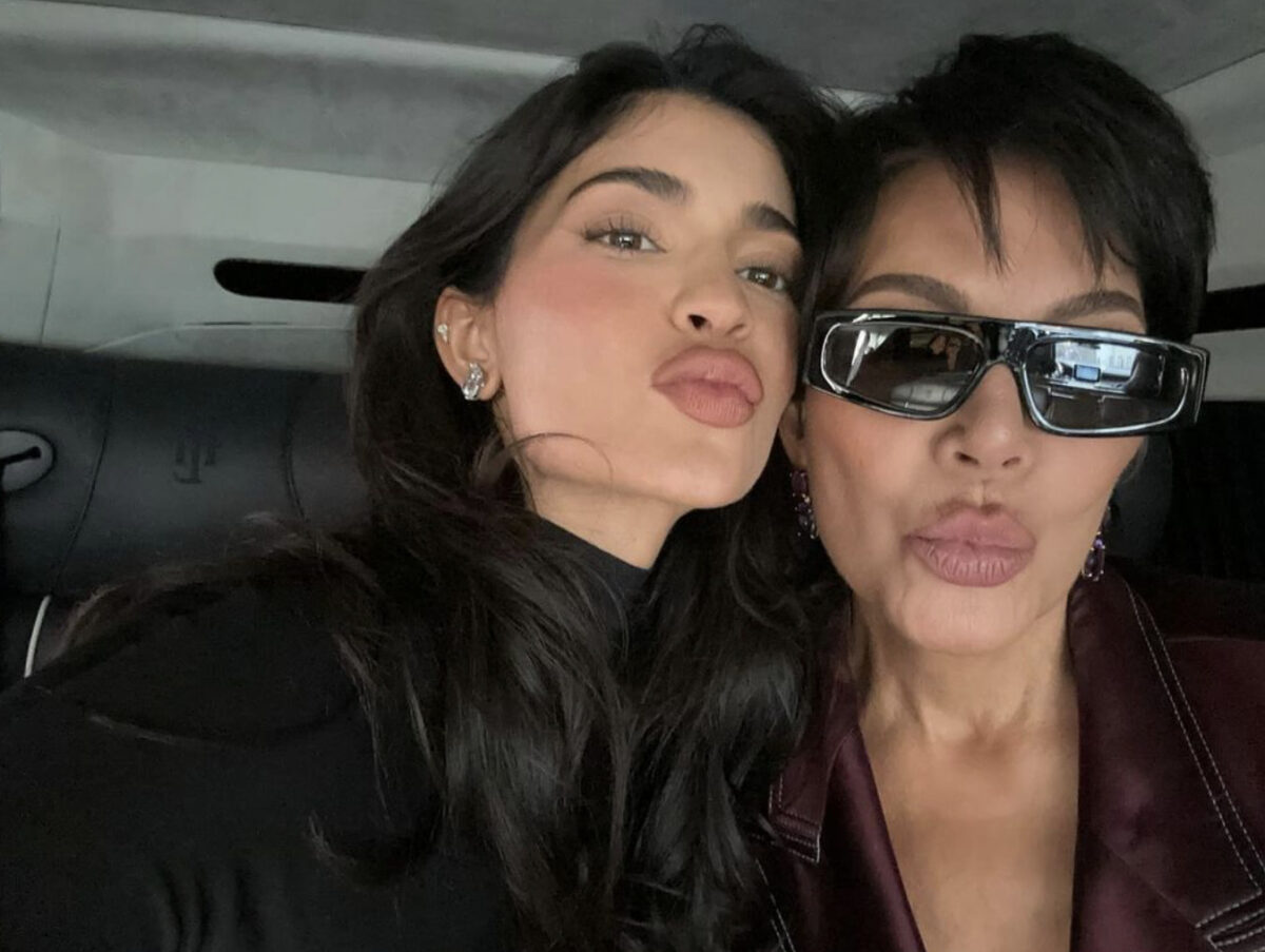 Galleria foto 'Kylie Jenner, per la serata con la madre Kris Jenner, sceglie un Look basic e super sensuale (FOTO)' - foto 1