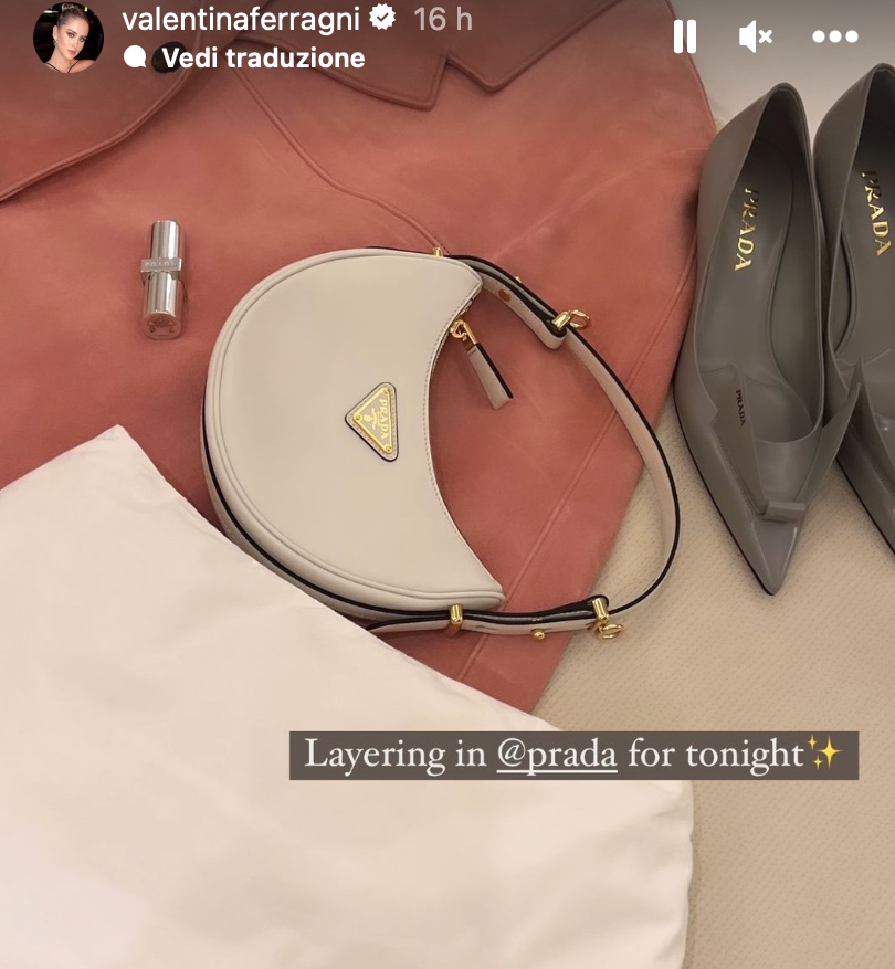 Galleria foto 'Valentina Ferragni indossa Prada e fa centro, gli Accessori glamour si fanno notare' - foto 1