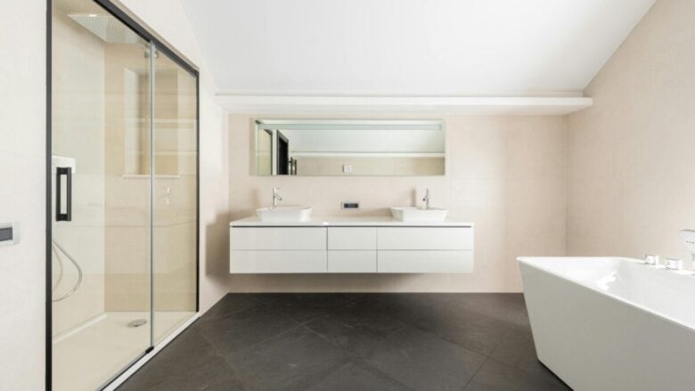 Il segreto per un bagno luminoso anche senza finestre? Te lo svelo qui!