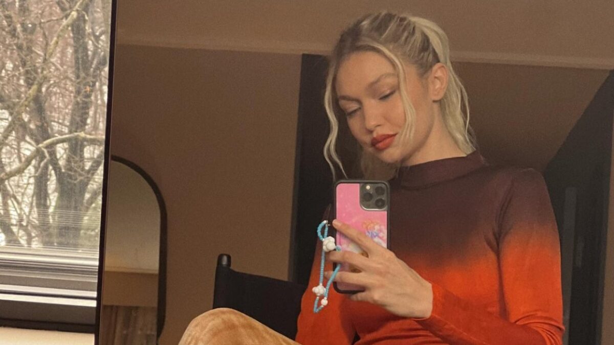 La Giacca di Jeans di Gigi Hadid è cool anche d’inverno: copia il look!