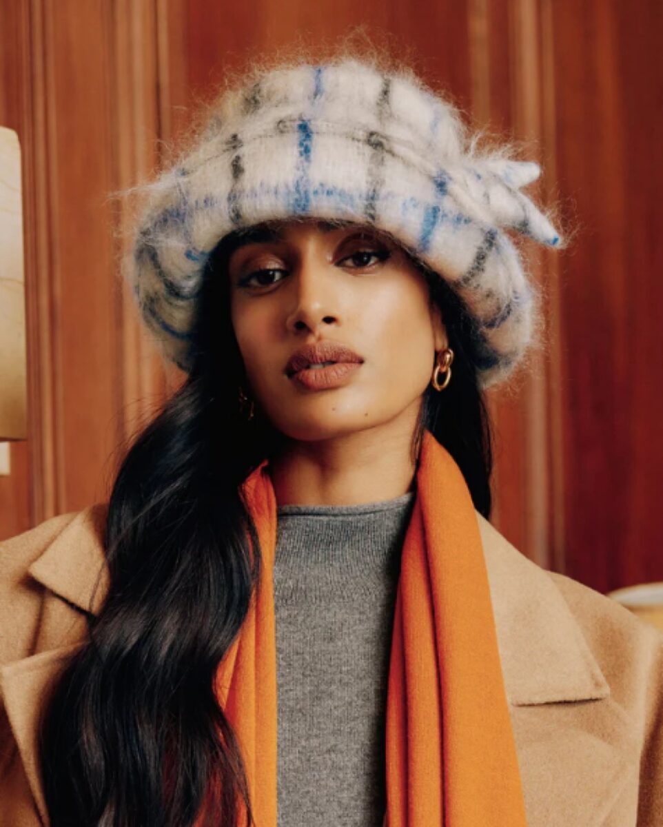 Galleria foto 'Il Cappello della Regina Camilla fa tendenza: ecco i Furry più belli…' - foto 1