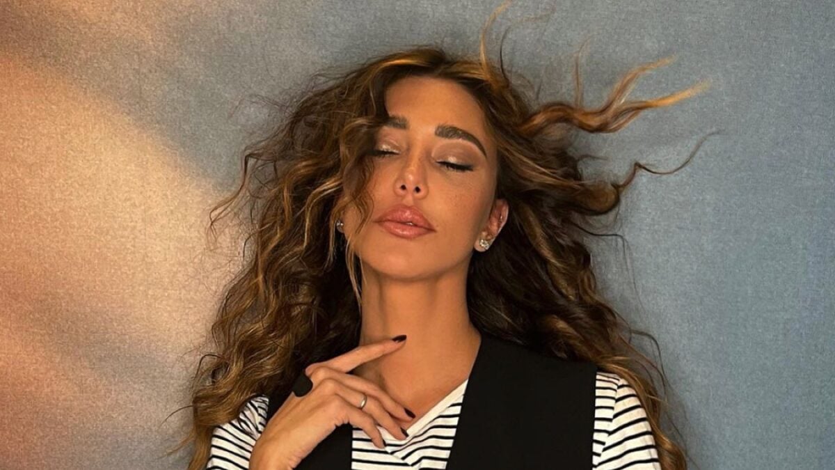 Belen Rodriguez con i Texani super glamour e la borsa Prada che non ti aspetti