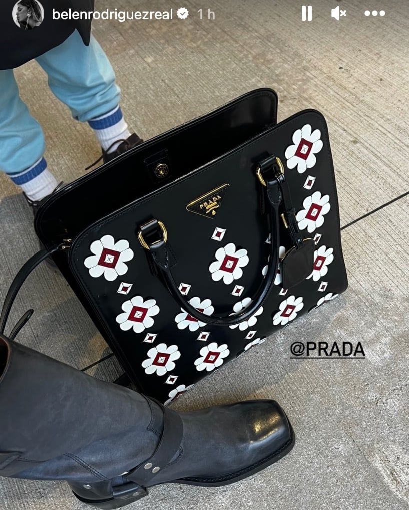 Galleria foto 'Belen Rodriguez con i Texani super glamour e la borsa Prada che non ti aspetti' - foto 1