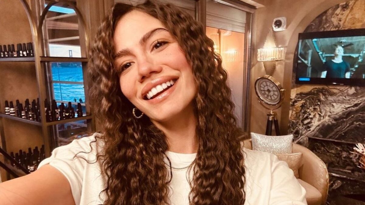 Demet Ozdemir super sexy, l’attrice turca osa con un due pezzi da favola (FOTO)
