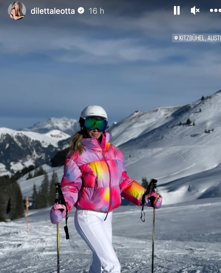 Galleria foto 'Diletta Leotta sulla neve con il Bomber multicolore, guarda il Look' - foto 1