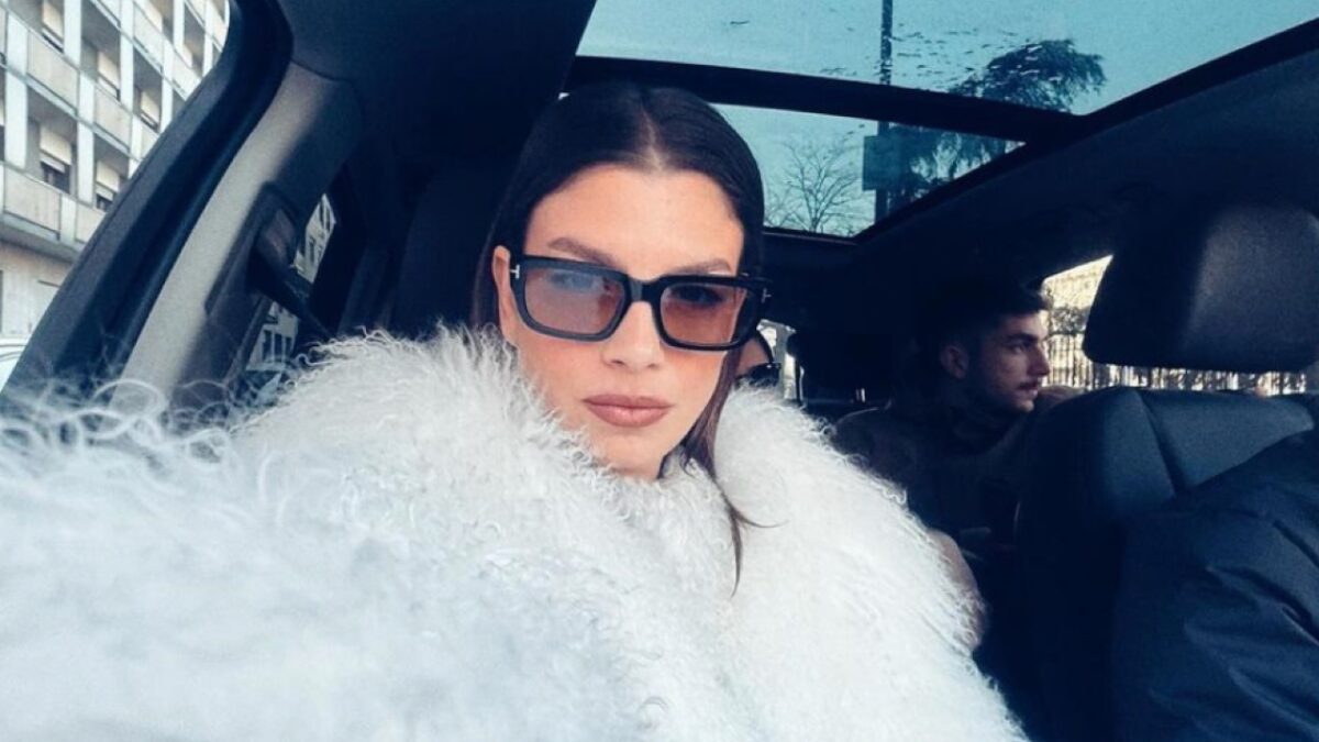 Emma Marrone sfoggia il cappotto fluffy più Trendy, guarda