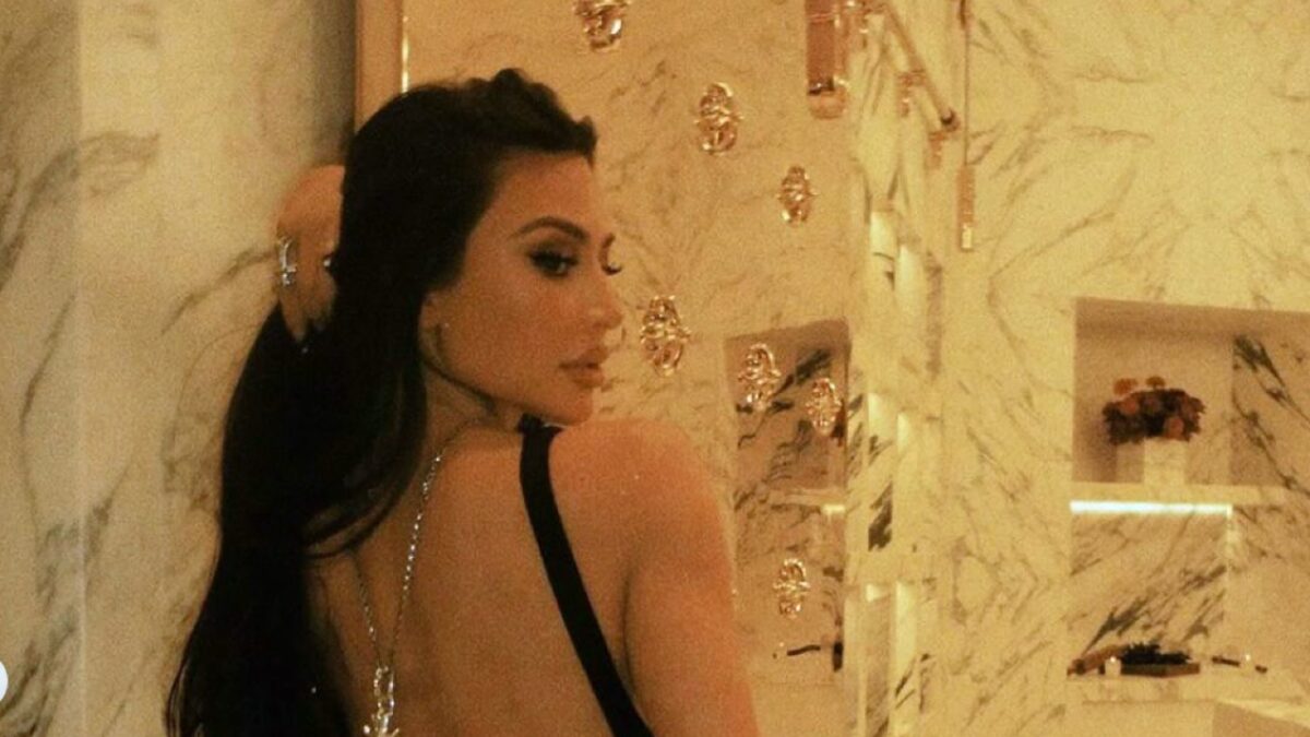 Kim Kardashian è uno schianto in Versace, il Look super sexy