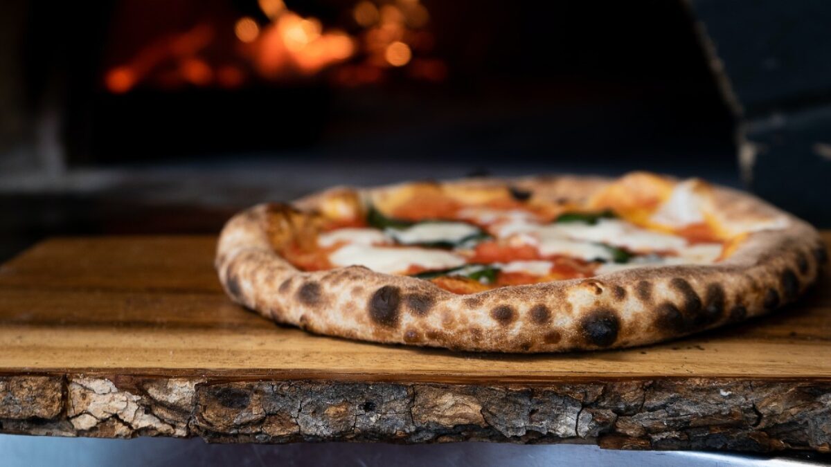 World pizza day 2024: le pizzerie più famose di Napoli dove festeggiarlo