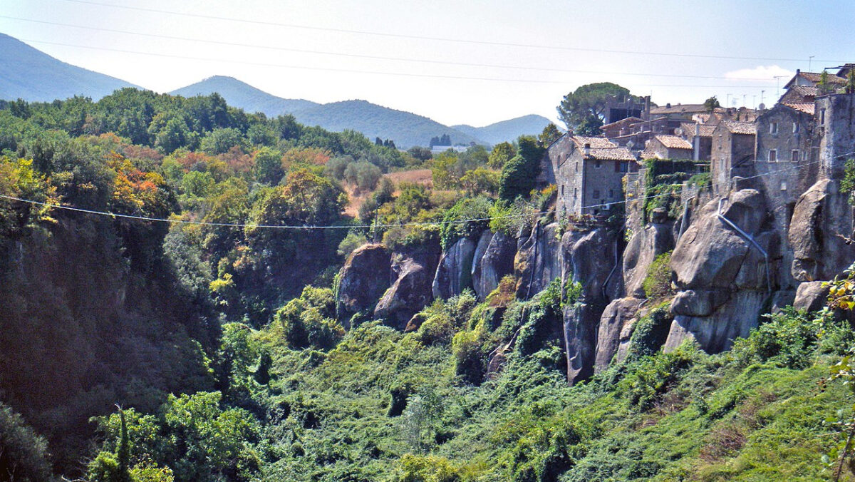 Lo chiamano il Borgo sospeso ed è tra i più belli del Lazio