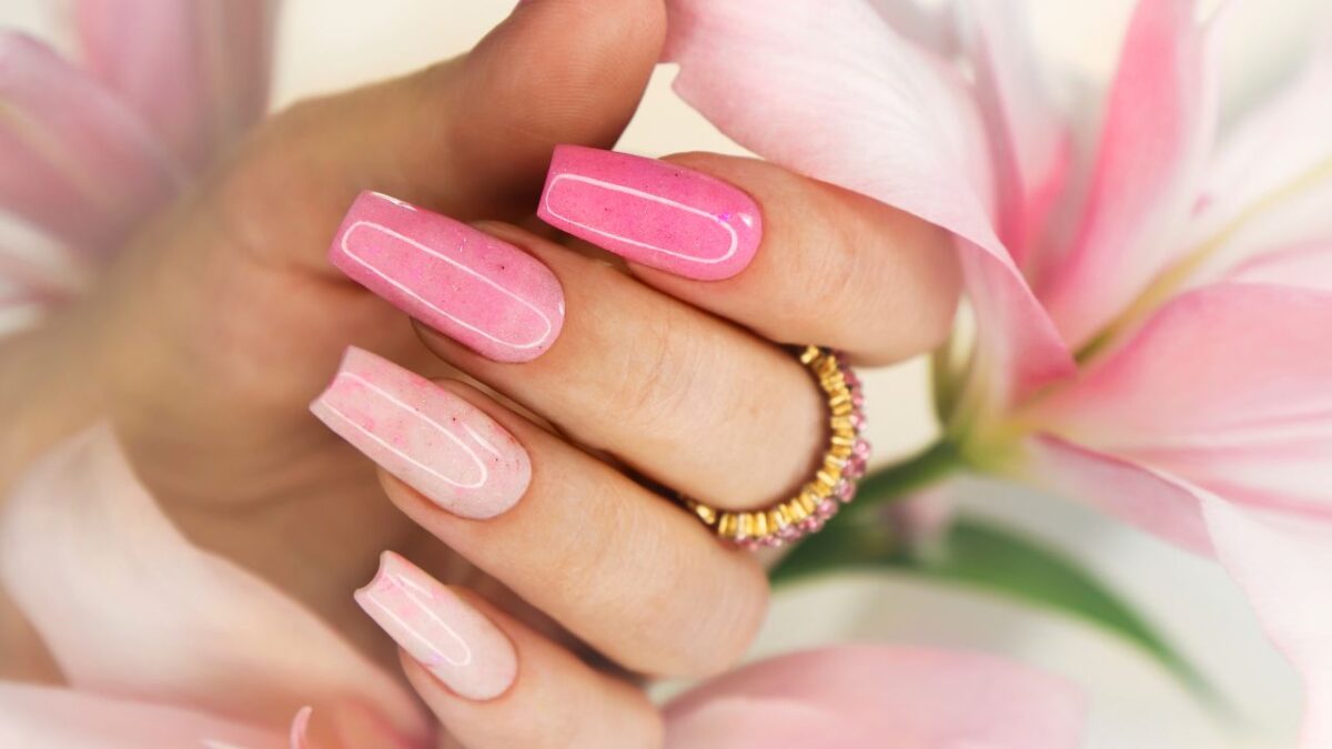 Sugar plum nails: la manicure più soft e magica del 2024