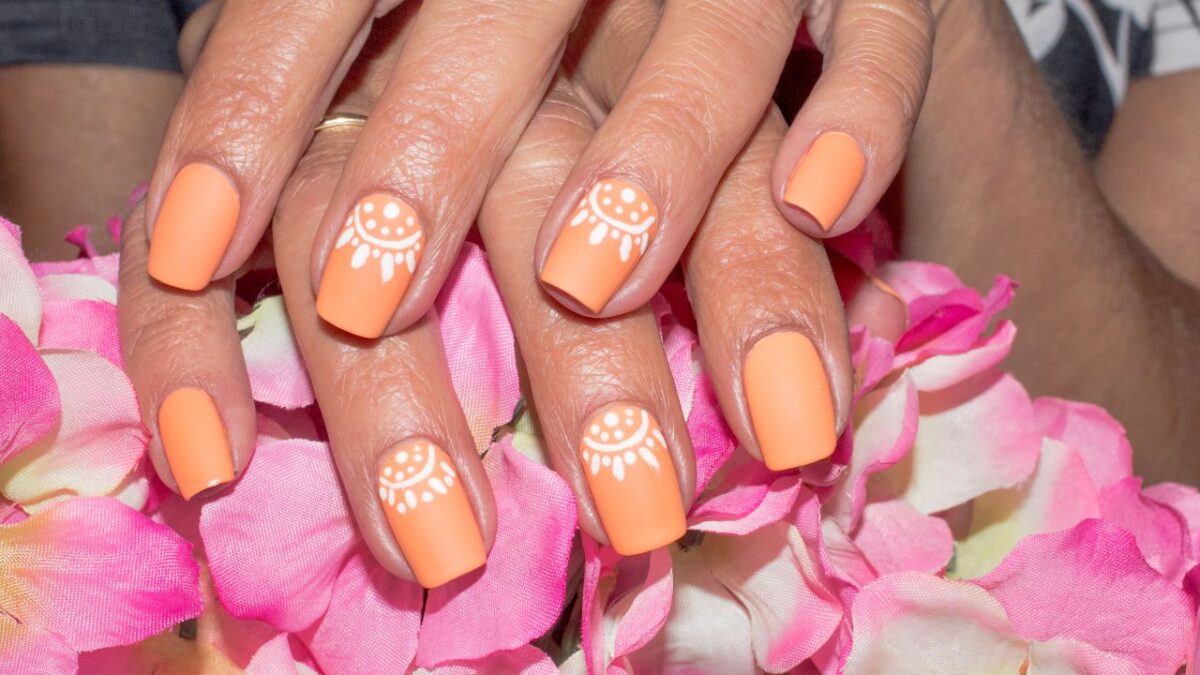 Peach Fuzz, le nail art più belle nel colore Pantone dell’Anno!