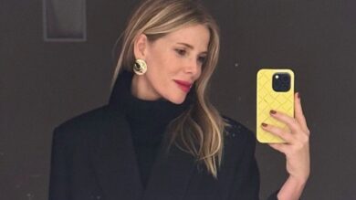 Alessia Marcuzzi lascia tutti senza fiato con il tailleur giacca pantaloni con il colore di super tendenza: scoprilo qui!