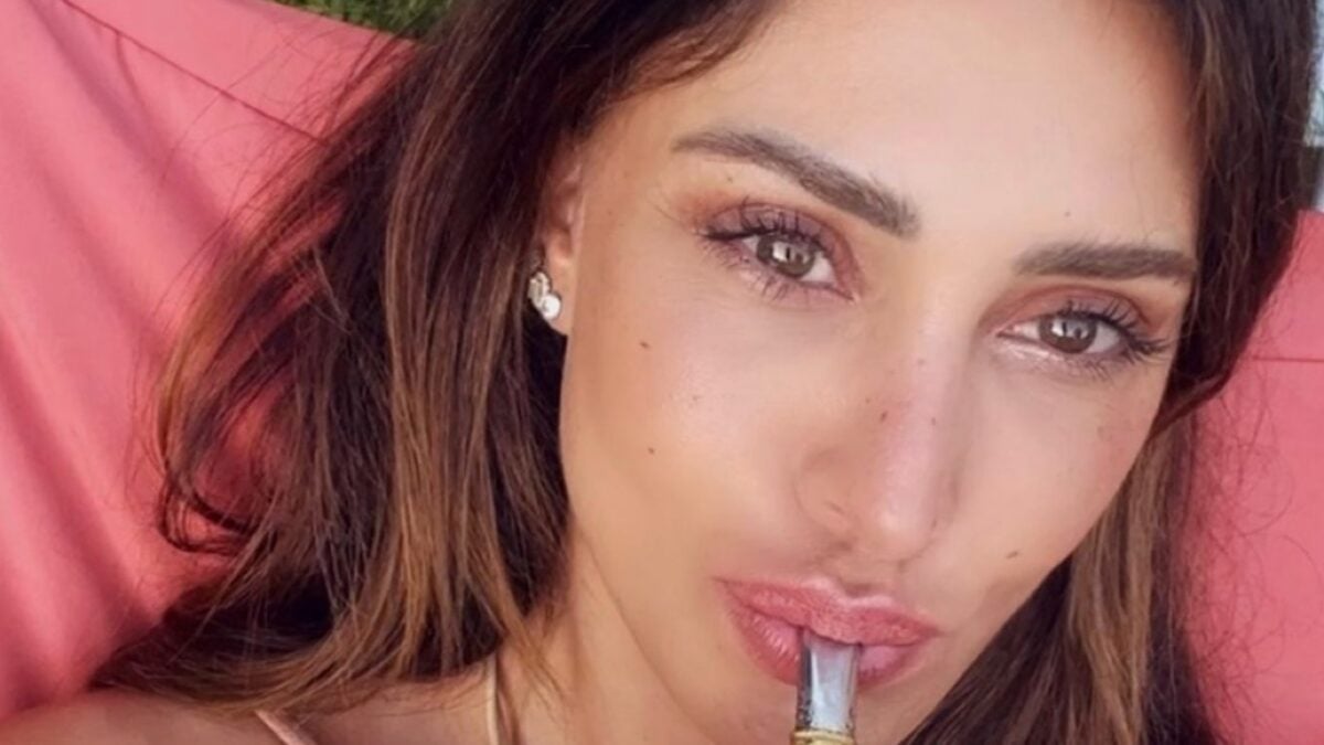 Belen Rodriguez torna single e vola in Scozia, il Look sporty conquista