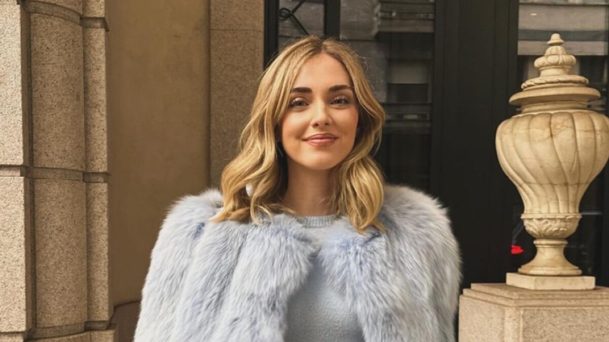 Chiara Ferragni evita Fedez e si gode i figli con il Cappotto super cool, guarda