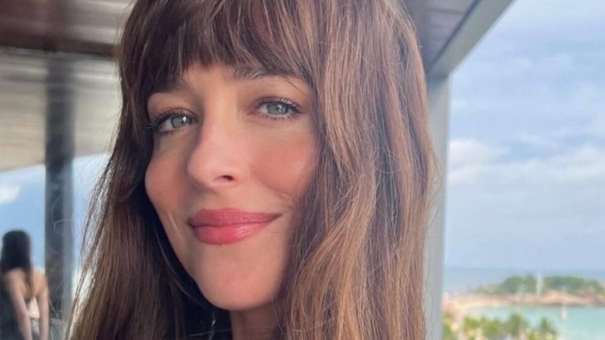 Dakota Johnson indossa Gucci, l’abito a rete con Cristalli è fenomenale (FOTO)