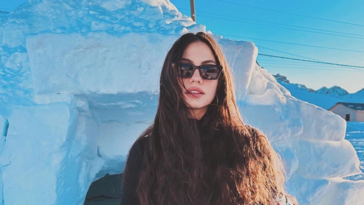 Demet Ozdemir festeggia il compleanno sulla neve, senza rinunciare al Glamour!