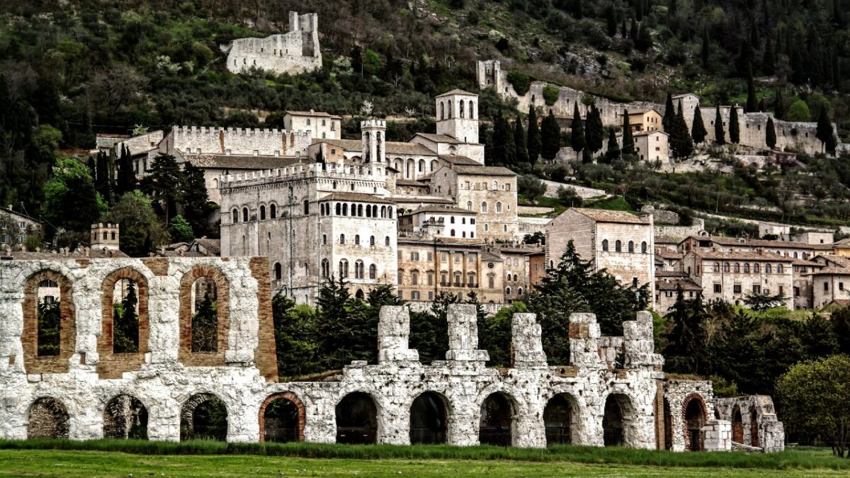 Gubbio: cosa fare e vedere nel mitico “Borgo dei Matti”