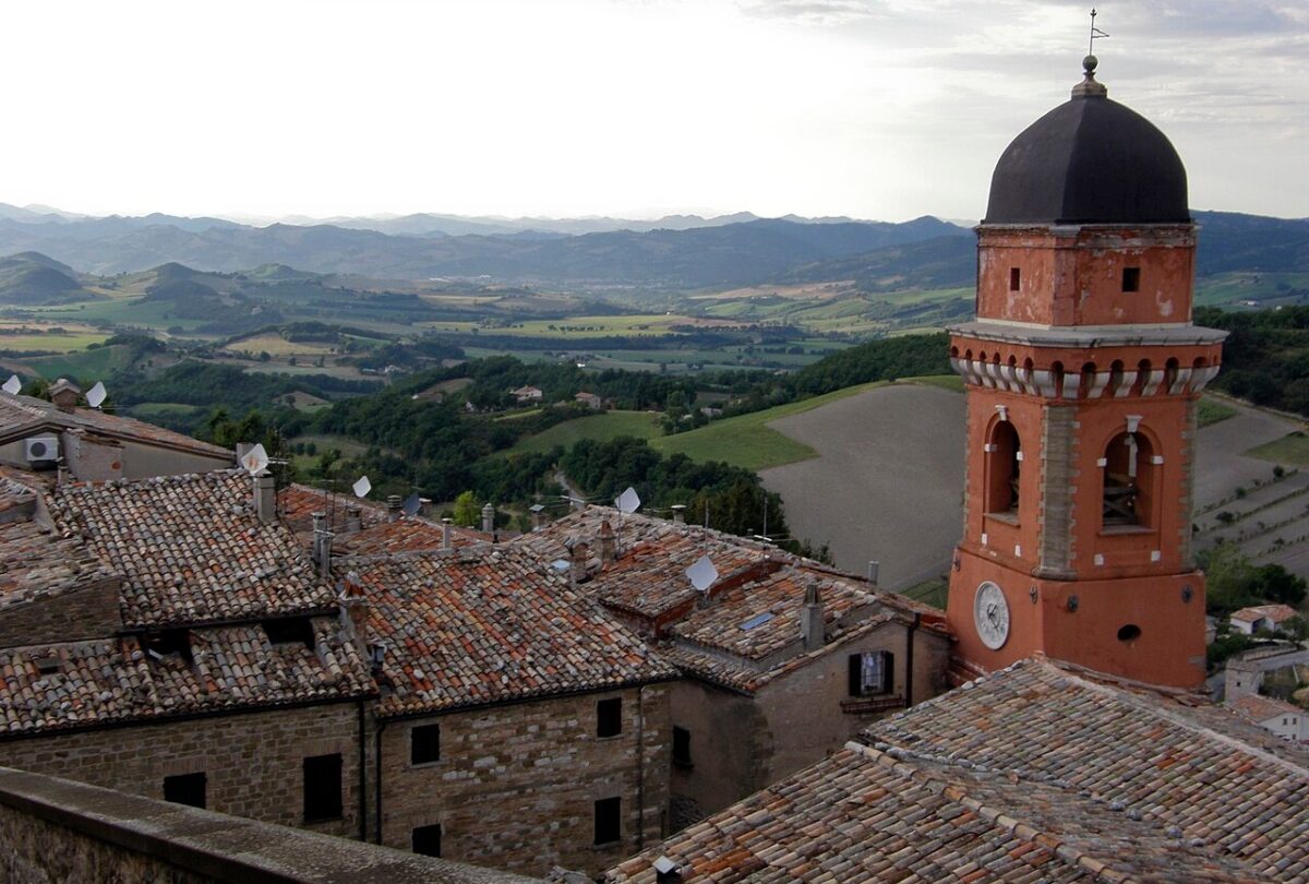 Lo chiamano “la svizzera delle Marche”, un piccolo borgo verde che vi lascerà incantati..