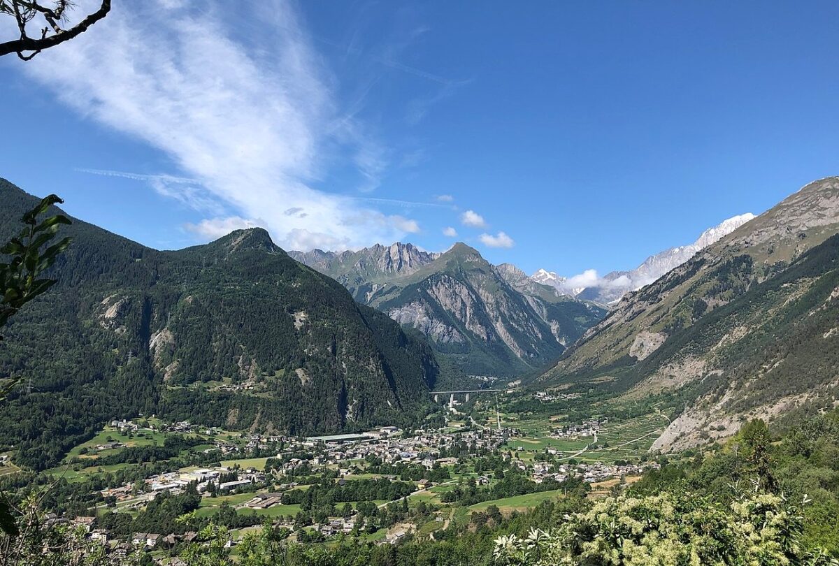 Circondato dai laghi e montagne, questo borgo della Val d’Aosta lascia senza parole