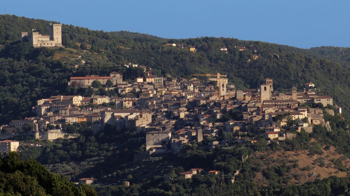 Il Borgo Umbro che segna il centro dell’Italia è proprio questo!