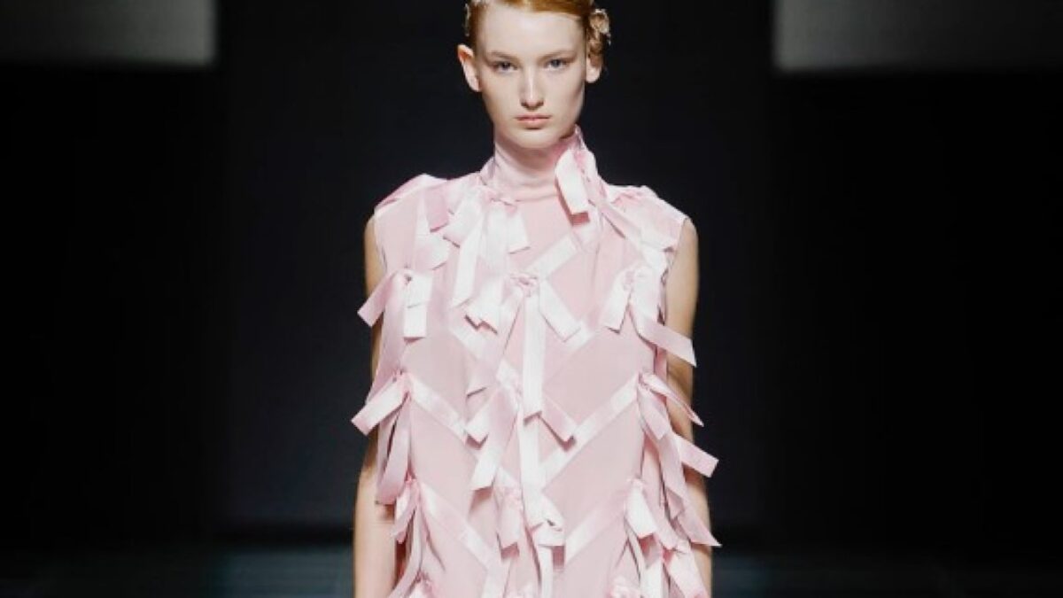 Il nuovo romanticismo di Prada conquista la Milano Fashion Week 2024