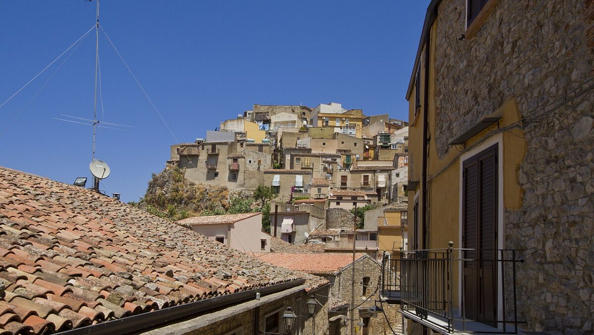Nel cuore della Sicilia c’è un Borgo con un Castello da Fiaba che è un vero incanto