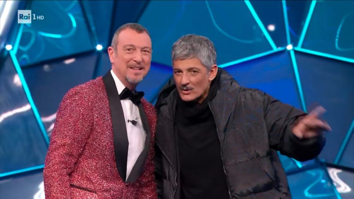 Galleria foto 'Sanremo 2024, anche Amadeus cede al trend Barbiecore: il look della quarta serata' - foto 1