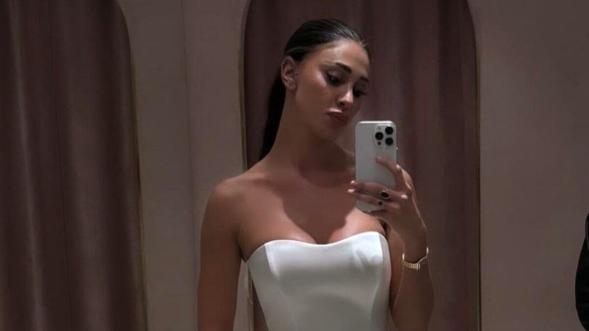 Belen Rodriguez su Instagram con l’abito bianco nell’Atelier per spose!