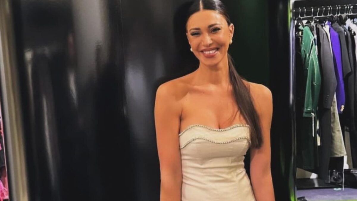 Belen Rodriguez, capelli cortissimi e frangetta: l’hair look da diva