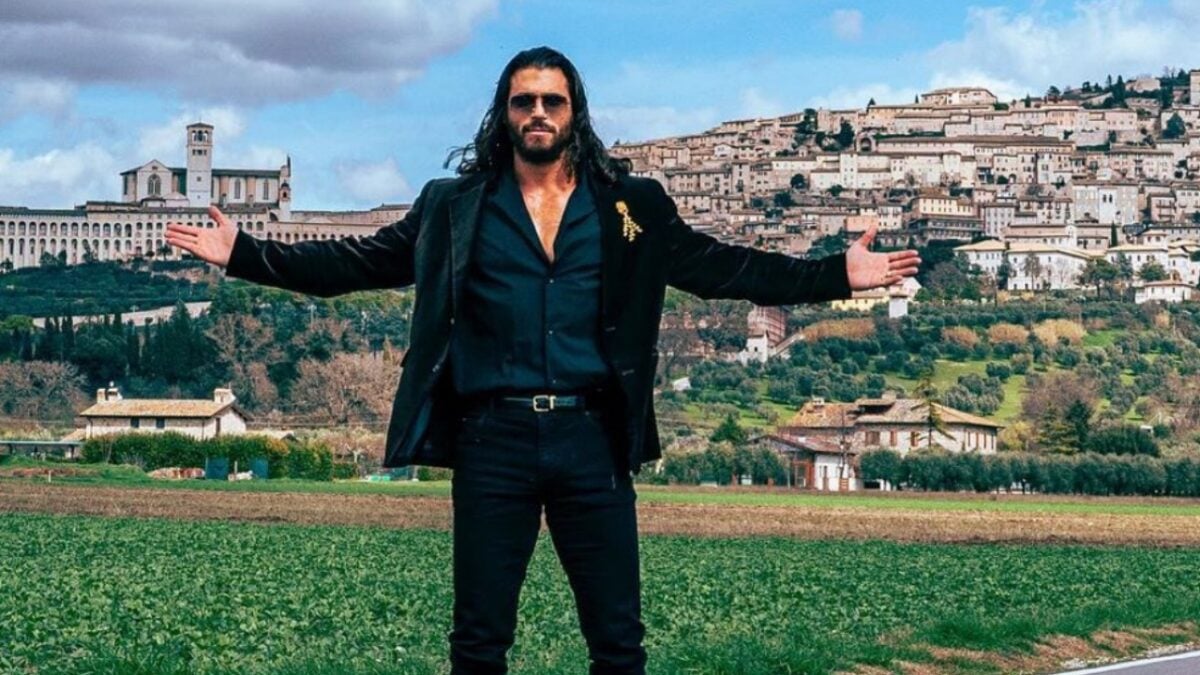 Can Yaman inseparabile dalla sua Spilla: è di una nota maison di moda italiana!