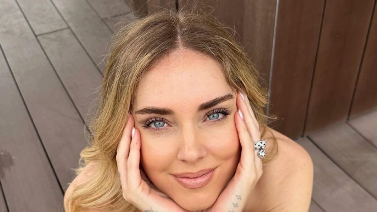 Chiara Ferragni, Bikini effetto jeans e niente Fede: così si mostra a Dubai