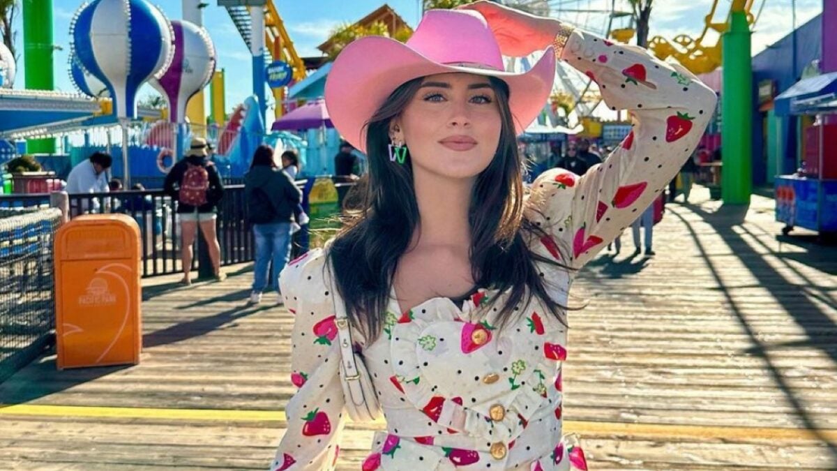 Valentina Ferragni, abito floreale e maxi cappello rosa Barbie: che Look