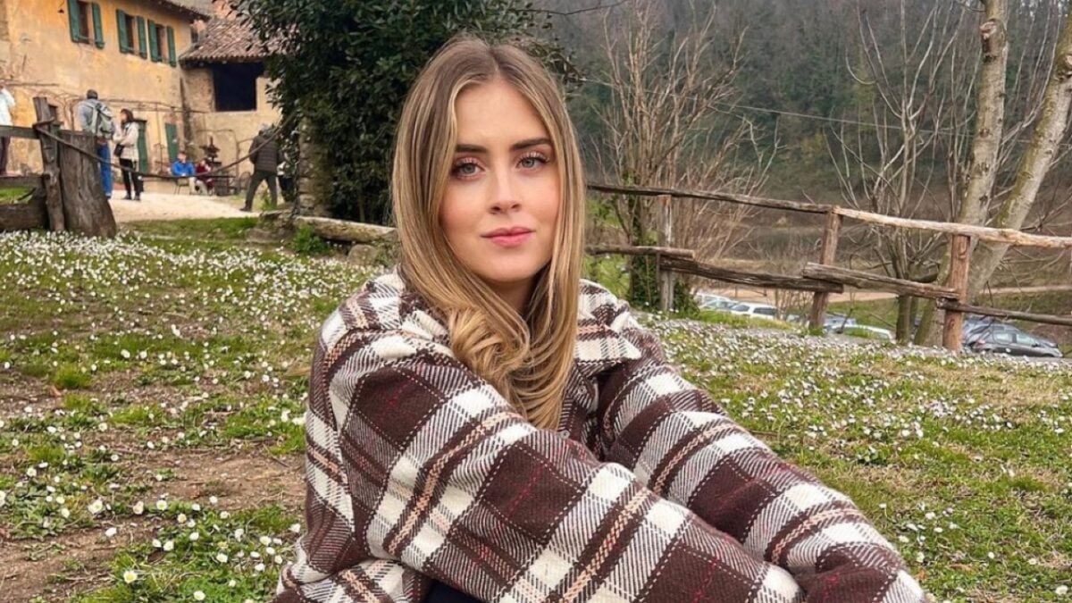 Valentina Ferragni, per la sfilata Schiaparelli, tinge i capelli di Oro! (FOTO)