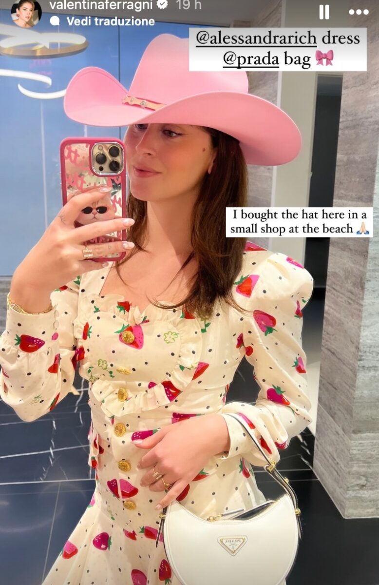 Galleria foto 'Valentina Ferragni, abito floreale e maxi cappello rosa Barbie: che Look' - foto 1