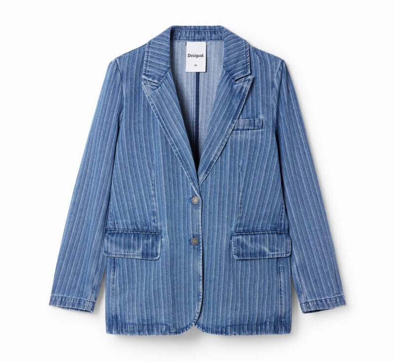 Galleria foto 'Blazer in denim, un passepartout di Primavera da avere assolutamente nell’armadio' - foto 7