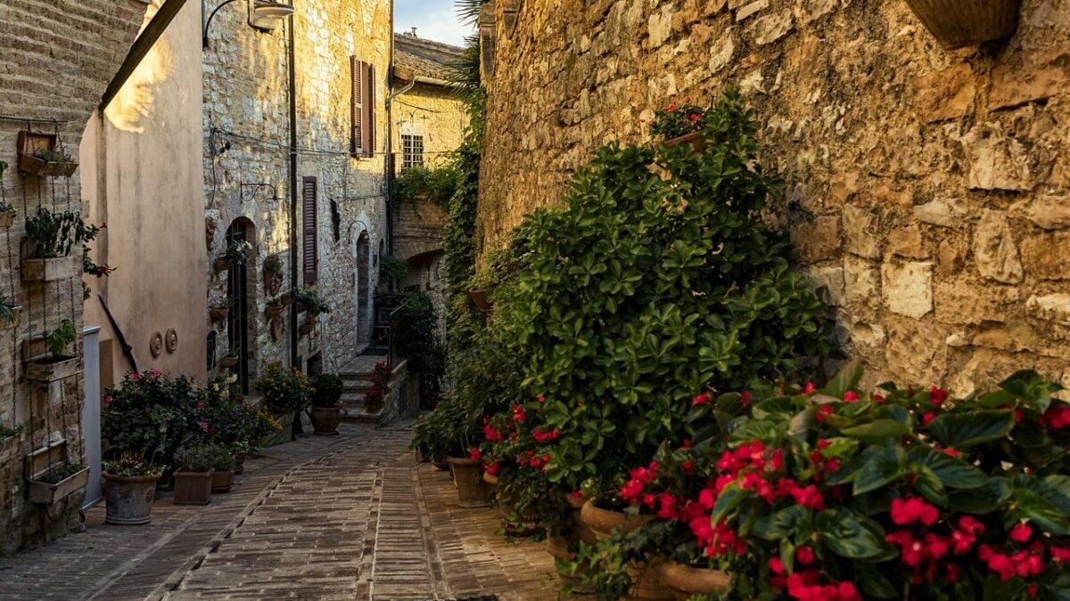 Lo chiamano il borgo dei fiori ed è una vera bellezza umbra da scoprire adesso