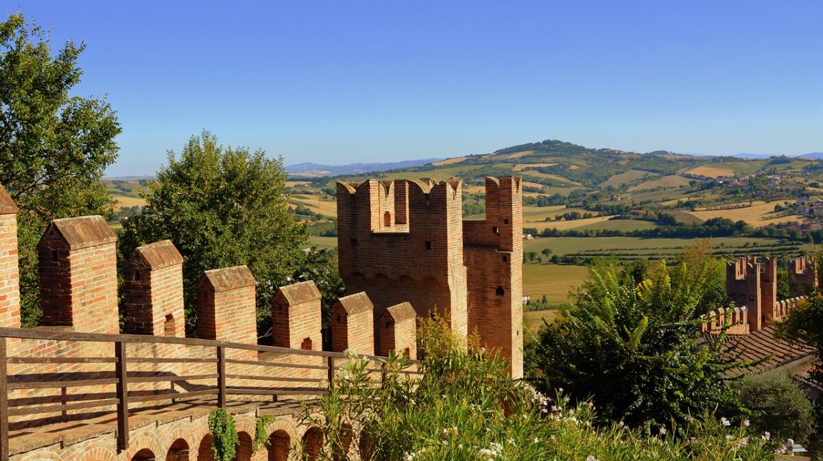 Questo borgo delle Marche ha fatto da cornice a una delle più celebri e sofferte storie d’amore