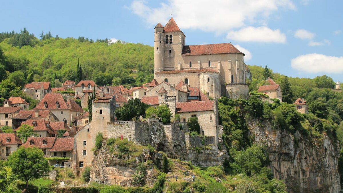 Il borgo più bello della Francia è una piccolissima perla da scoprire in primavera