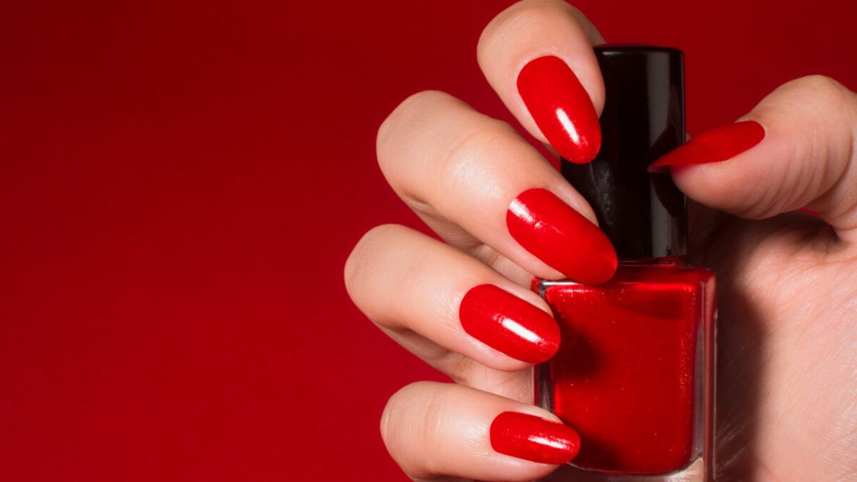 Red Nails Theory: perché le unghie rosse sono il top della seduzione (secondo TikTok)