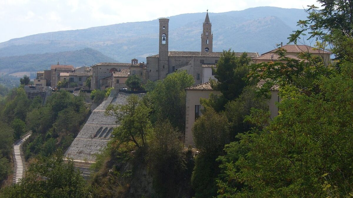 Abruzzo, un piccolo Borgo della provincia di Teramo con una storia antichissima e un fascino unico