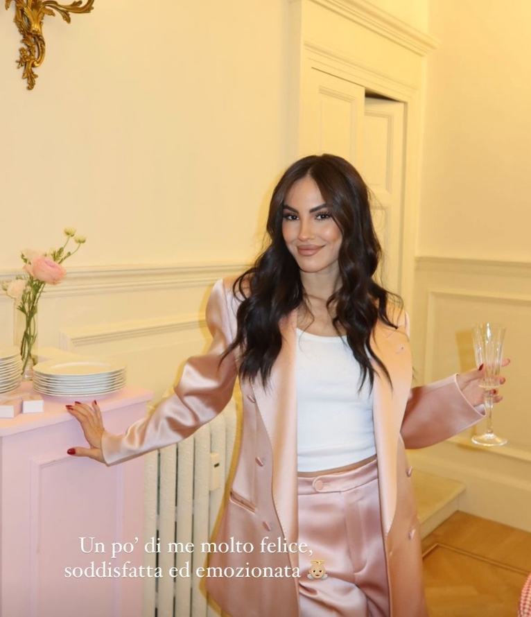 Galleria foto 'Giulia De Lellis super glamour con il completo Gucci, il Look che conquista' - foto 1