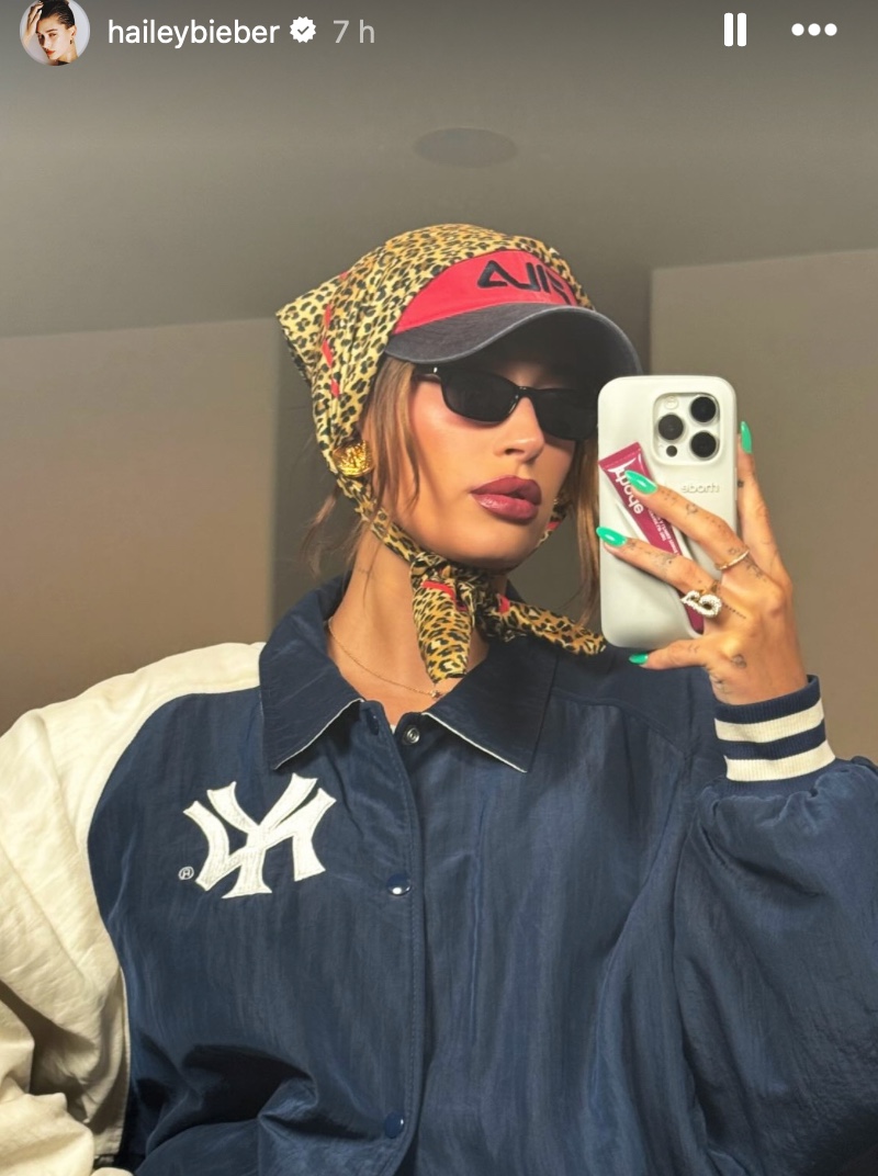 Galleria foto 'Hailey Bieber, lo stile per il Coachella fa discutere: ecco il suo Look' - foto 2